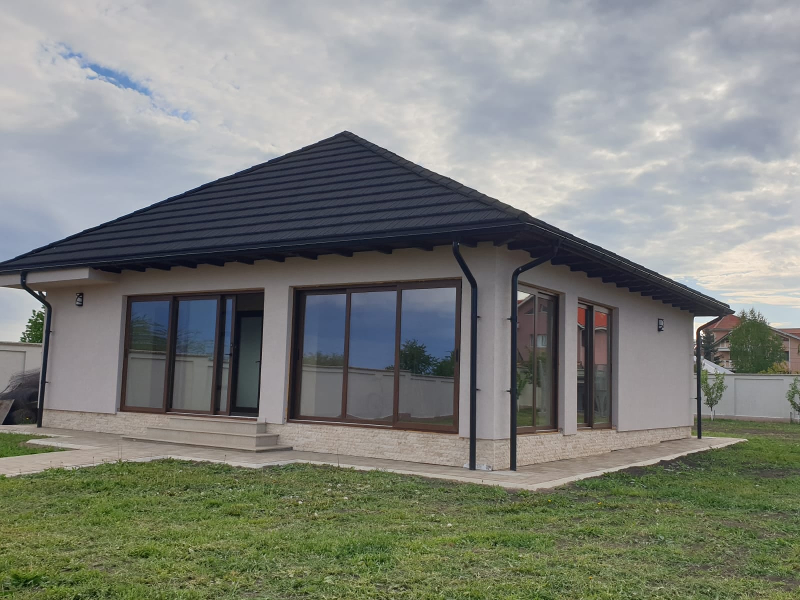 Uși Glisante PVC cu Perie — ansamblu montat la client, cadru larg, realizat de Almet în Iași