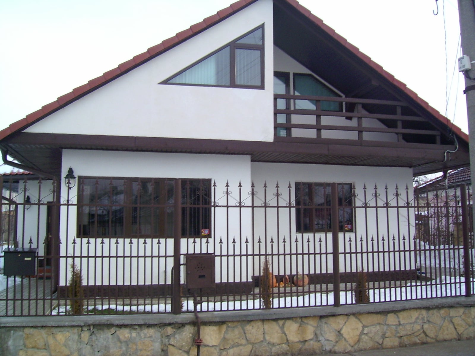 Ferestre din Aluminiu — ansamblu montat la client, cadru larg, realizat de Almet în Iași
