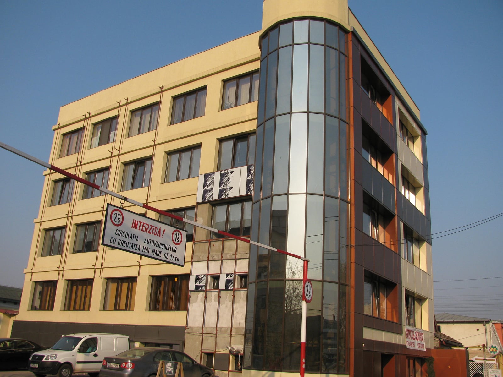 Pereți Cortină Aluminiu — ansamblu montat la client, cadru larg, realizat de Almet în Iași