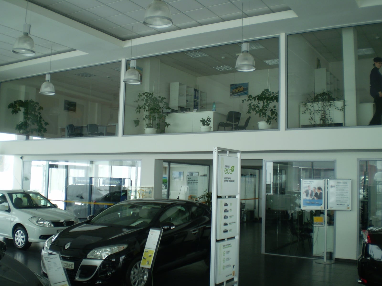 Vitrine Aluminiu — ansamblu montat la client, cadru larg, realizat de Almet în Iași