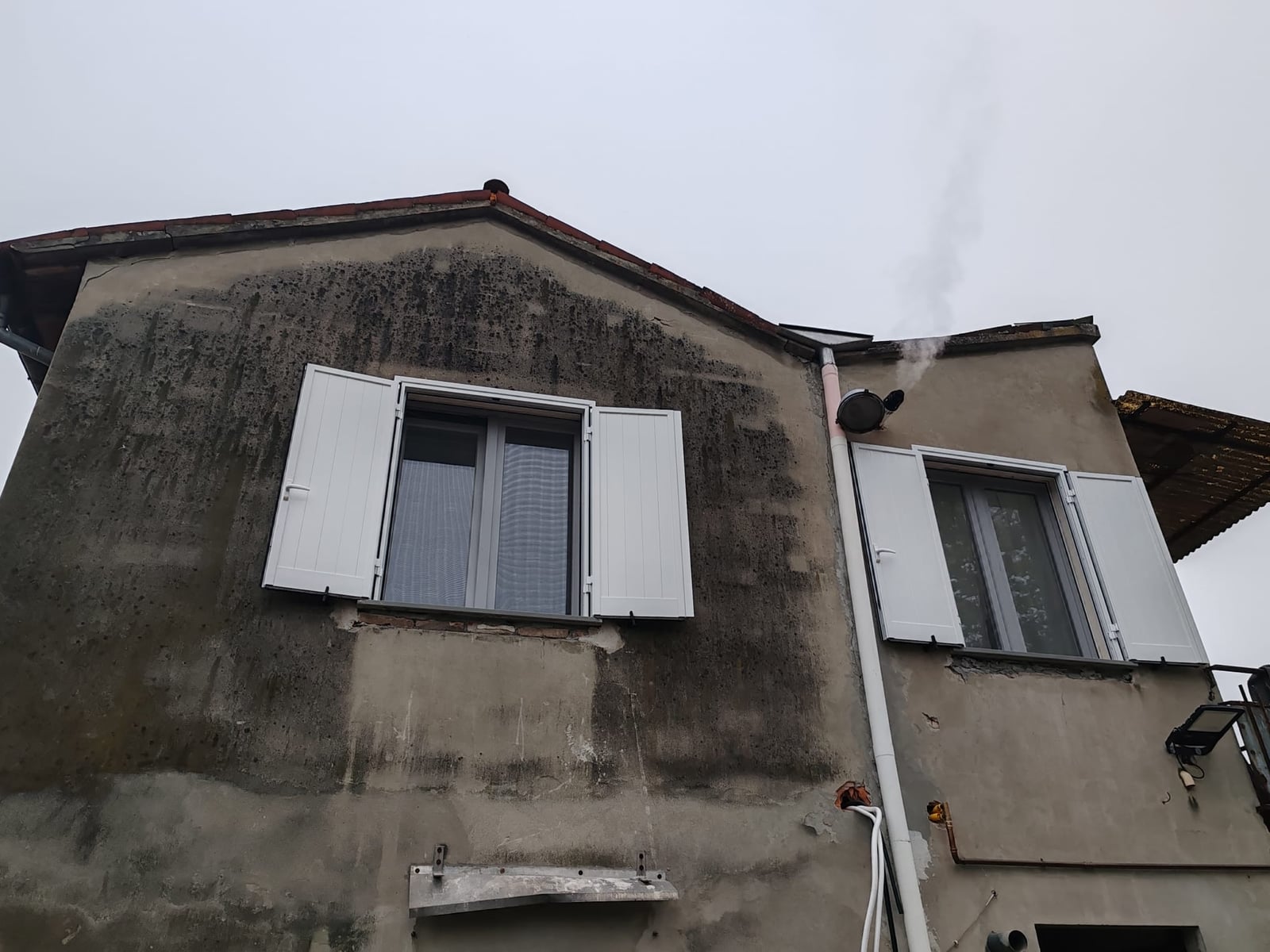 Obloane din Lambriu — ansamblu montat la client, cadru larg, realizat de Almet în Iași