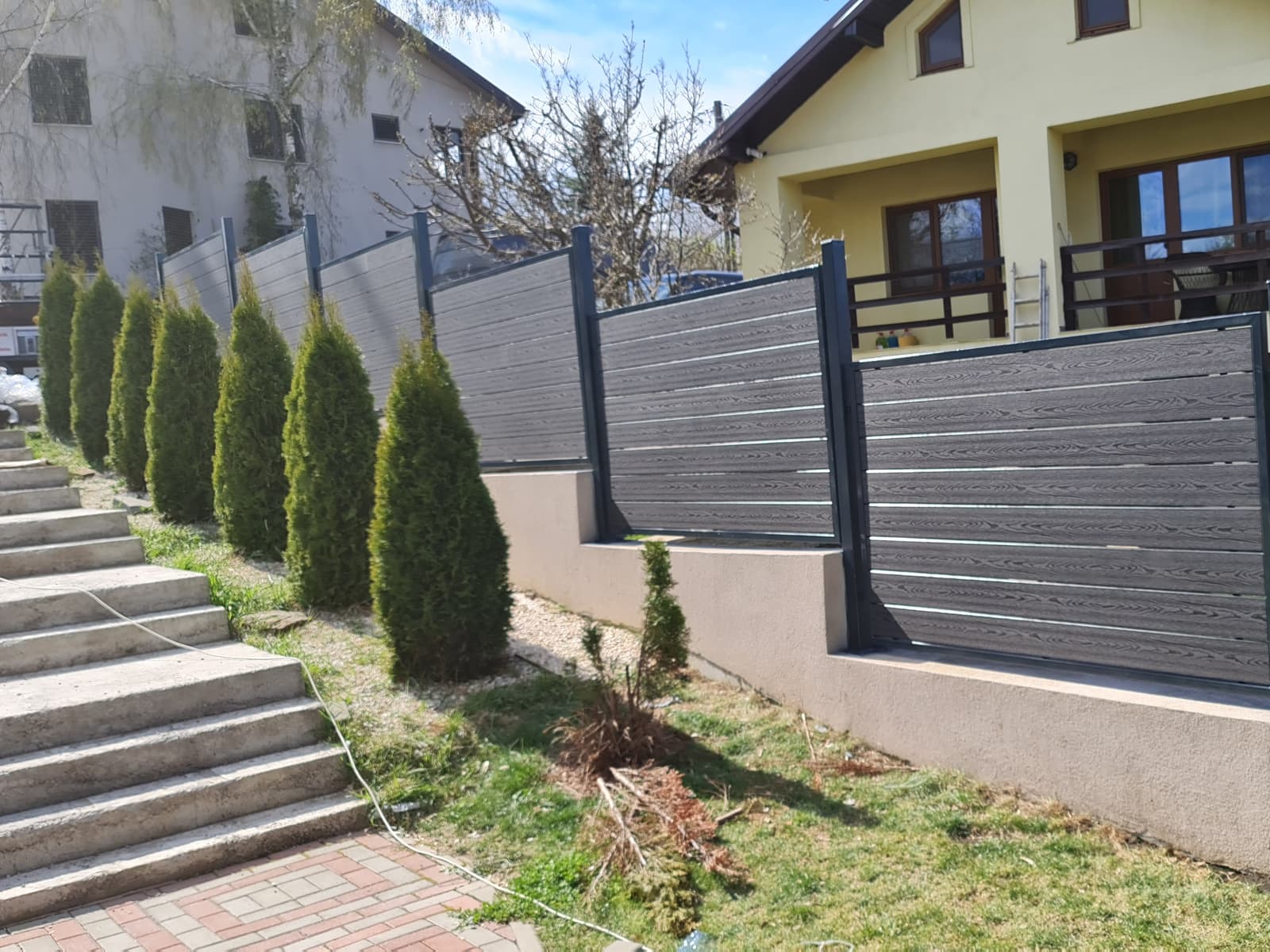Mobilier din Fier Forjat — ansamblu montat la client, cadru larg, realizat de Almet în Iași