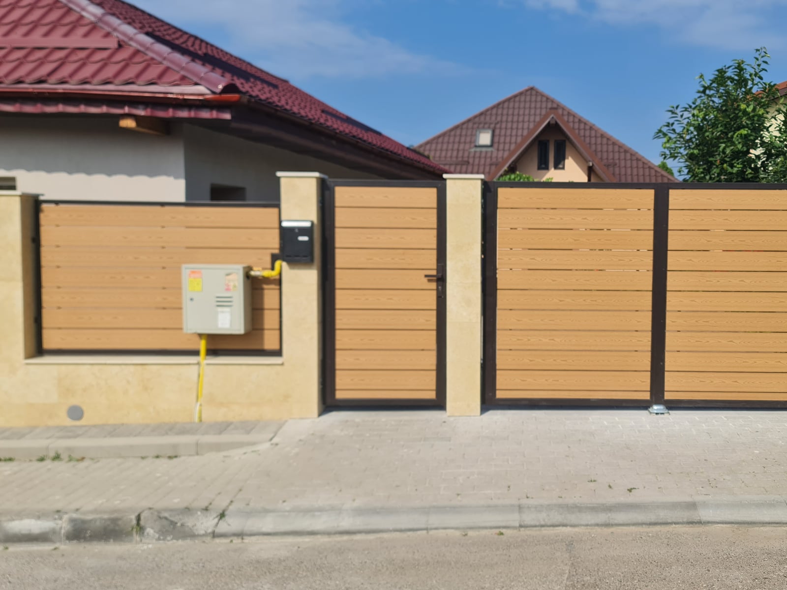 Porți Auto Batante cu WPC — ansamblu montat la client, cadru larg, realizat de Almet în Iași