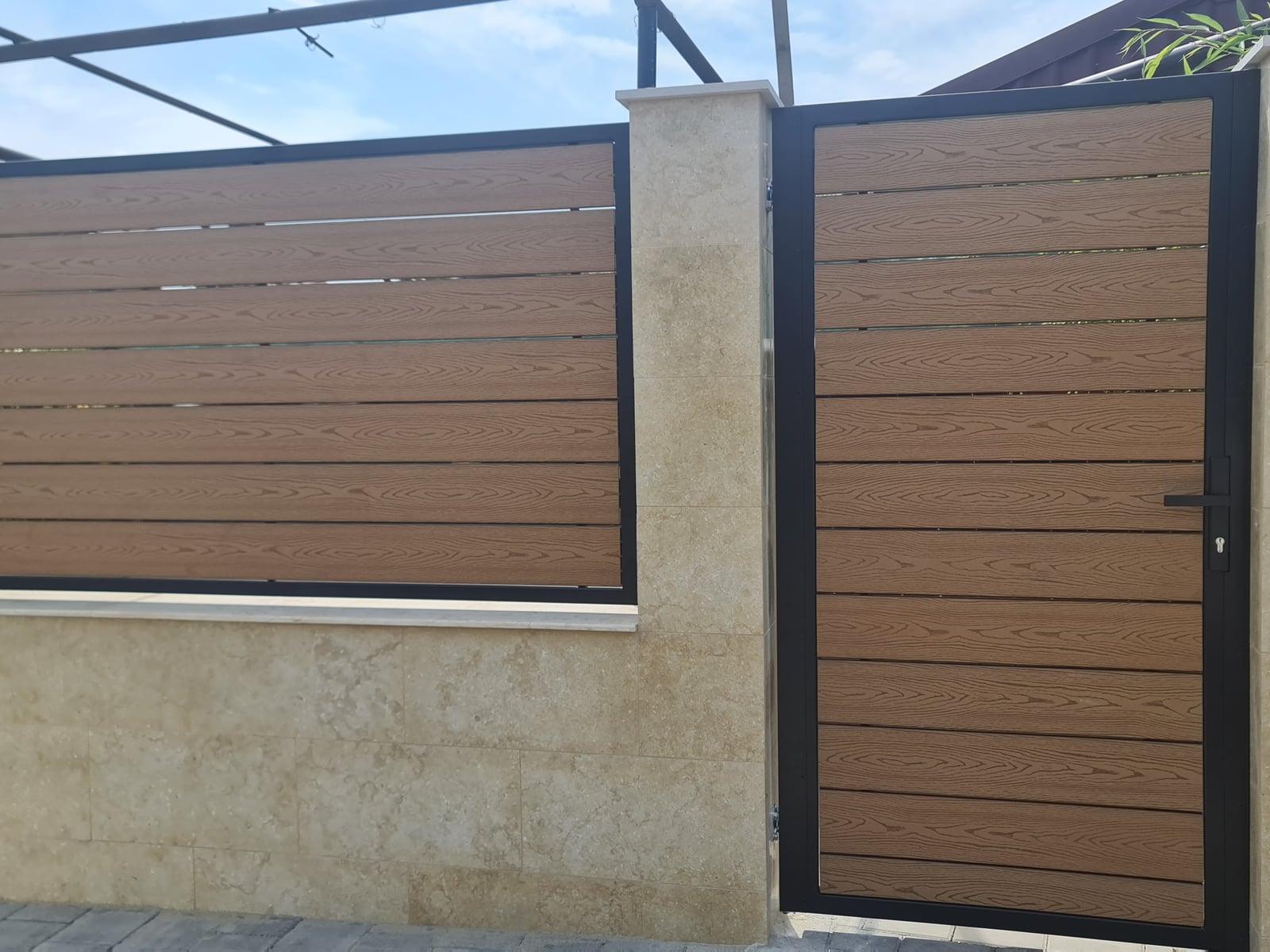 Porți Pietonale cu WPC — ansamblu montat la client, cadru larg, realizat de Almet în Iași