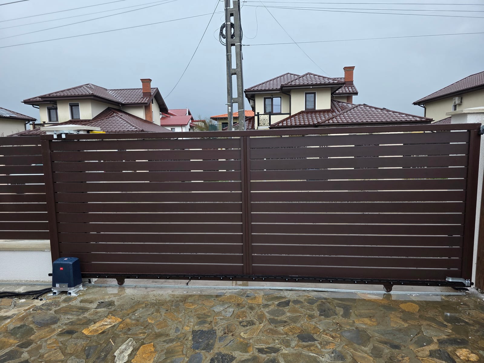Porți Auto Culisante din Aluminiu — ansamblu montat la client, cadru larg, realizat de Almet în Iași